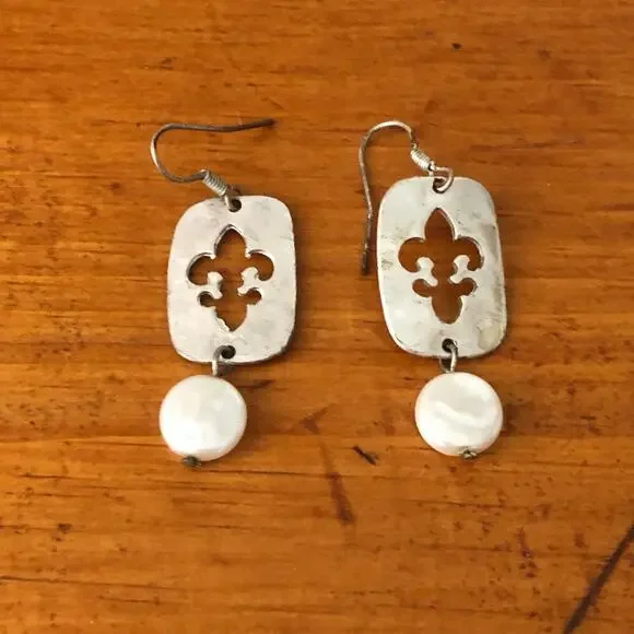 Silver Tone Fleur De Lis Dangle Earrings White Shell Bead Rectangular Drop Boho - Picture 3 of 6